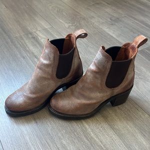 Frye Sabrina Chelsea boots